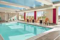 Kolam Renang Home2 Suites by Hilton Woodbridge Potomac Mills