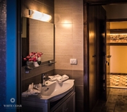 In-room Bathroom 7 White Cedar Hotel