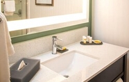 In-room Bathroom 5 La Quinta Inn & Suites by Wyndham Columbus MS