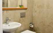 Toilet Kamar 4 Dogme Hotel