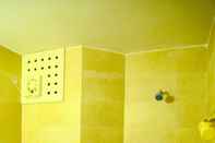 In-room Bathroom Iroomz Hotel Pawan