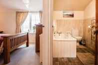 In-room Bathroom Fairhaven Cottage