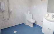 In-room Bathroom 5 Ysgubor Newydd