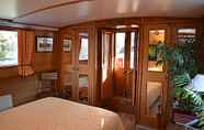 Bedroom 4 Barge Beatrice cruises on the Canal du Midi