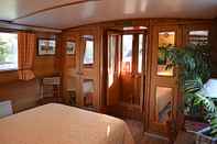 Bedroom Barge Beatrice cruises on the Canal du Midi