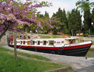 Bên ngoài 2 Barge Beatrice cruises on the Canal du Midi