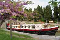 Exterior Barge Beatrice cruises on the Canal du Midi