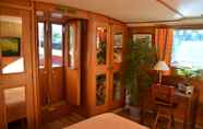 Bedroom 5 Barge Beatrice cruises on the Canal du Midi