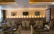 Restaurant 6 Crossway Parklane Airport Hotel Chennai