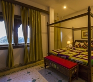 Kamar Tidur 6 Castle Narela Lake Resort