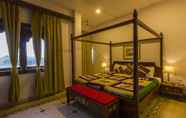 Phòng ngủ 6 Castle Narela Lake Resort
