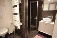 In-room Bathroom Flat Moliere