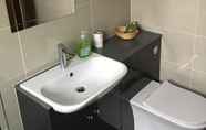 Toilet Kamar 5 Whitton B&B