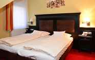 Bedroom 2 Amadis Hotel