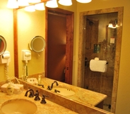 In-room Bathroom 6 White Pines 1BD at Westgate