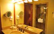 In-room Bathroom 4 White Pines 1-BD at Westgate - Peak Mountain