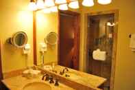 Toilet Kamar White Pines 1-BD at Westgate - Encore