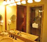 Toilet Kamar 5 White Pines 2-BD at Westgate - Liberty