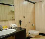 Phòng tắm bên trong 7 Hotel Baidyanath