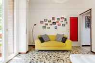 Ruang untuk Umum Mondrian Apartment in Milan