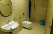 ห้องน้ำภายในห้อง 6 Hotel Aadhi