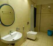 In-room Bathroom 6 Hotel Aadhi