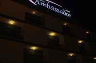 ภายนอกอาคาร Ambassador Hotel