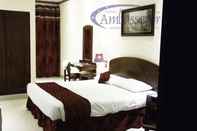 ห้องนอน Ambassador Hotel