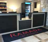 Lobi 3 Ramada by Wyndham Bronx Terminal