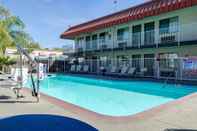 Hồ bơi Studio 6 Fresno, CA - Extended Stay