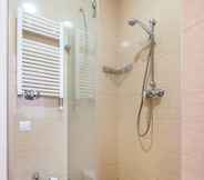 In-room Bathroom 3 Stunning 4BR Apart in Sagrada Familia