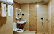 In-room Bathroom 5 Delights Inn