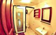 In-room Bathroom 5 Ina HomeStay