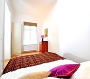 Kamar Tidur 3 Vienna Residence Bright Apartment for 2 in Central but Quiet Location