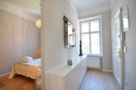 Kamar Tidur Vienna Residence Lucious Business Apartment for 2 Near the Medical University