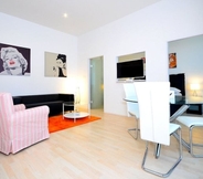 Bilik Tidur 2 Vienna Residence Lovely Apartment With Space for 2 Close to the Subway