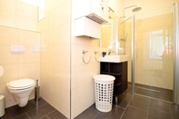 Bilik Mandi dalam Bilik Vienna Residence Lovely Apartment With Space for 2 Close to the Subway