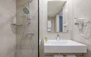 In-room Bathroom 6 EXE Liberdade