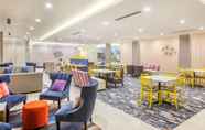 Lobi 4 La Quinta Inn & Suites by Wyndham Dallas Duncanville