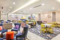 Lobi La Quinta Inn & Suites by Wyndham Dallas Duncanville