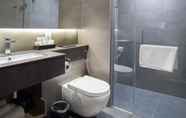 Toilet Kamar 2 One Residence Hotel & Apartment