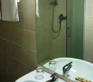 In-room Bathroom 6 Pension Oituz