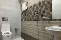 In-room Bathroom Hotel Minakshi International