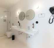 Toilet Kamar 2 Selina Porto