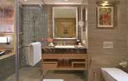 In-room Bathroom 6 Radisson Mumbai Andheri MIDC