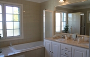 In-room Bathroom 4 Villa Luzia by Our Madeira