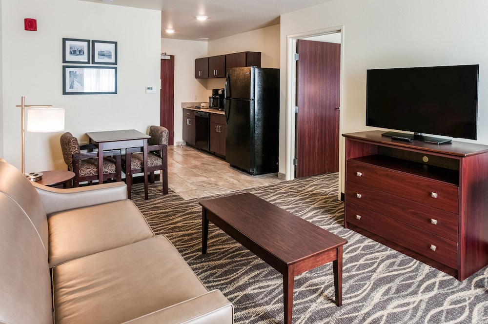 Common Space 6 Cobblestone Hotel & Suites - Appleton International Airport