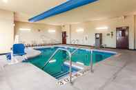Swimming Pool Cobblestone Hotel & Suites - Appleton International Airport