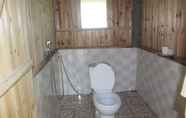Toilet Kamar 3 Guyen's Homestay - Hostel