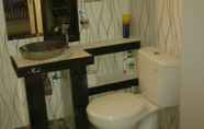 Toilet Kamar 5 Rumah Putih Abu Abu